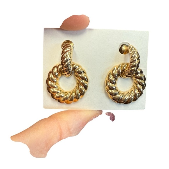 Avon ribbed  Hoop convertible clip Earrings goldtone vintage 1986 NIB - Picture 1 of 6